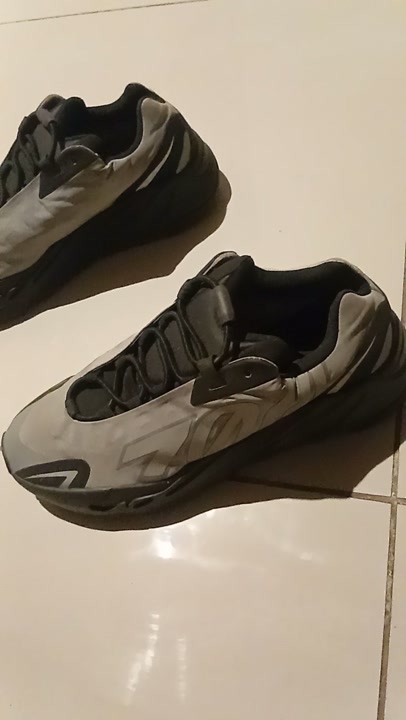 adidas YEEZY 700 MNVN "Metallic" grey sneaker ssilver-tone/black