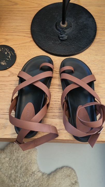 Freedom of Movement Beige Leather Gladiator Flat Sandals, Size EU41