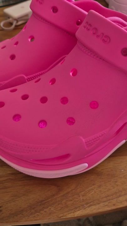 Bubble crush pink Crocs