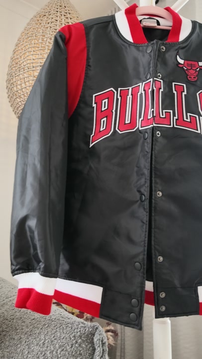 NBA Chicago Bulls Varsity Bomber Jacket in Black, Size M